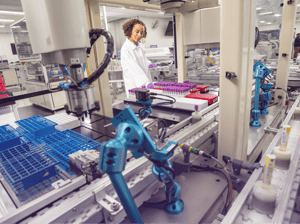 lab-tech-analyzing-samples (1)