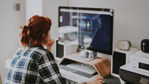 woman-on-computer